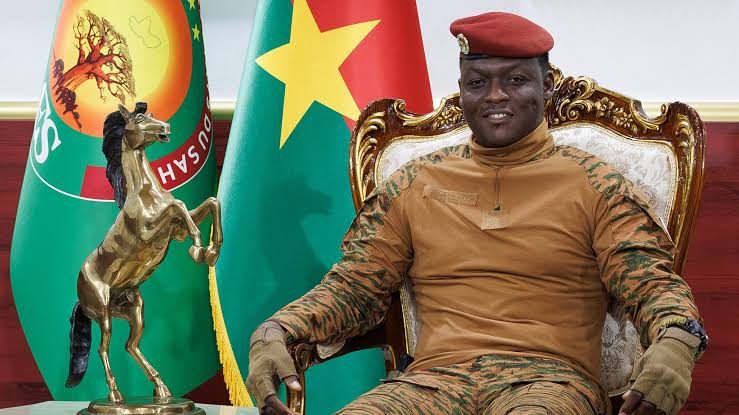 Le gouvernement burkinabè a adopté la création d'une nouvelle compétition de football dénommée « Ligue de la souveraineté », dans le cadre de l'Initiative présidentielle pour la Relève et la Promotion de l'Élite sportive. Selon la ministre des Sports, de la Jeunesse et de l'Emploi, Annick Lydie Djouma Pikbougoum, cette initiative vise à rapprocher le sport de haut niveau des différentes régions du pays et à mieux répartir l'offre sportive sur le territoire national. La compétition réunira 20 équipes, avec une représentation prévue pour chaque région, ainsi que des équipes supplémentaires pour le Kadiogo et le Guiriko. À travers cette nouvelle ligue, les autorités entendent renforcer la promotion des talents locaux et favoriser le développement du football dans l'ensemble du Burkina Faso.