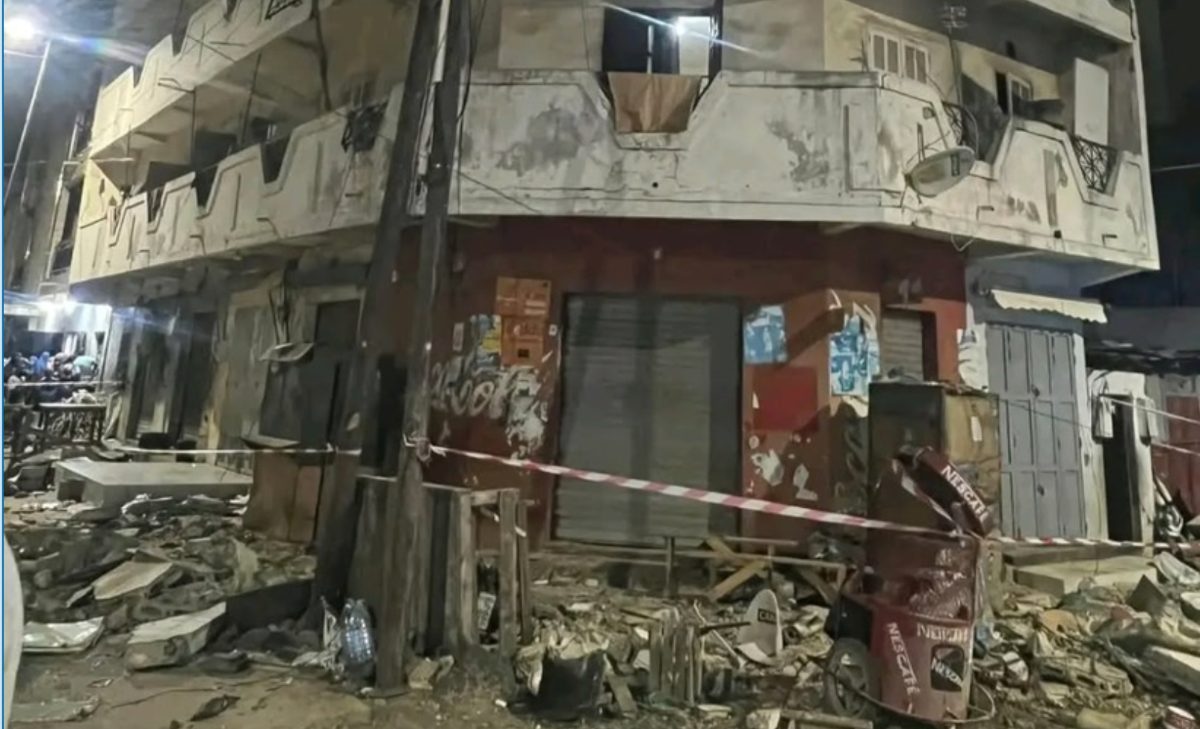 Dakar - Médina : Neɗɗo gooto maayii, tati ɓarminaama caggal yaniinde balkon e sara luumo Tilène