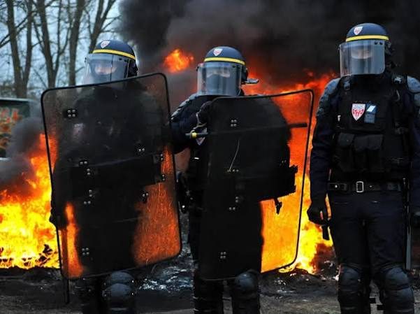 France : Nouvelles tensions et pillages à Paris, Emmanuel Macron attendu à 20 heures pour une déclaration